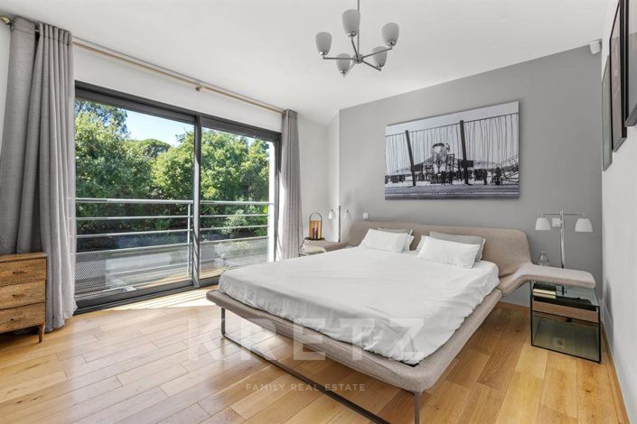 Image No.8-5 Bed House for sale