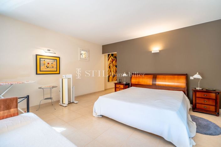 Image No.9-5 Bed House for sale