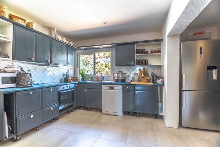 Image No.4-10 Bed House for sale