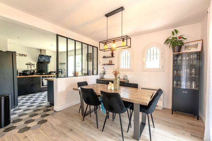 Image No.6-4 Bed House for sale