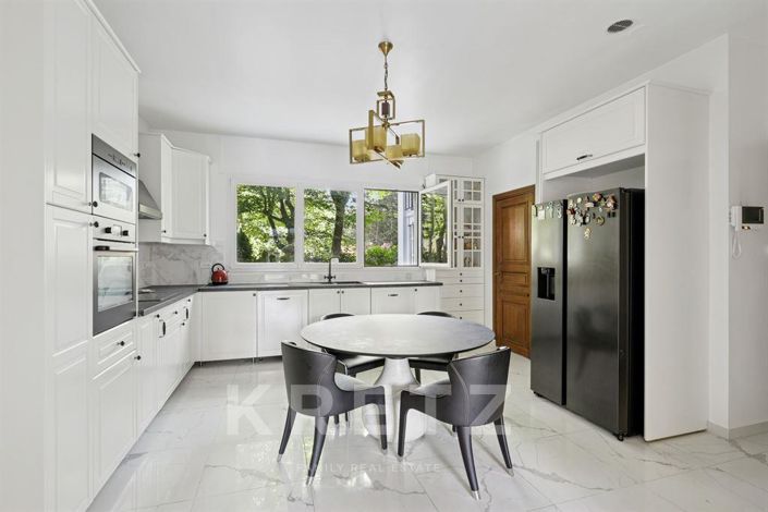 Image No.4-10 Bed House for sale