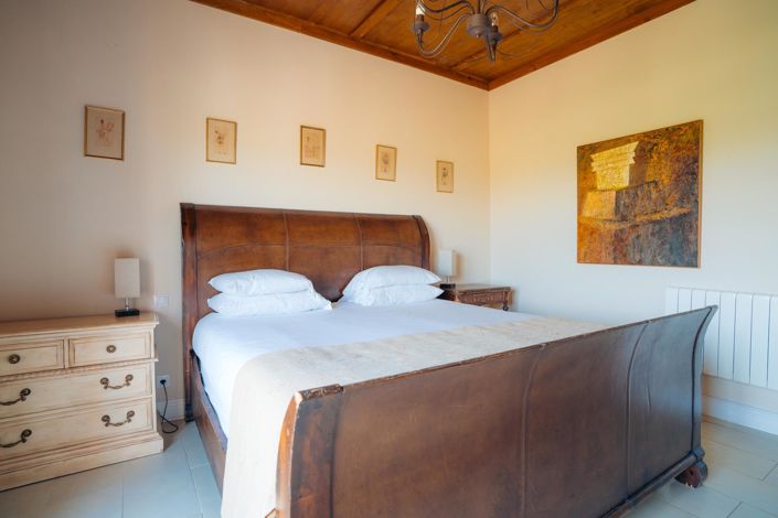 Image No.25-7 Bed Property for sale