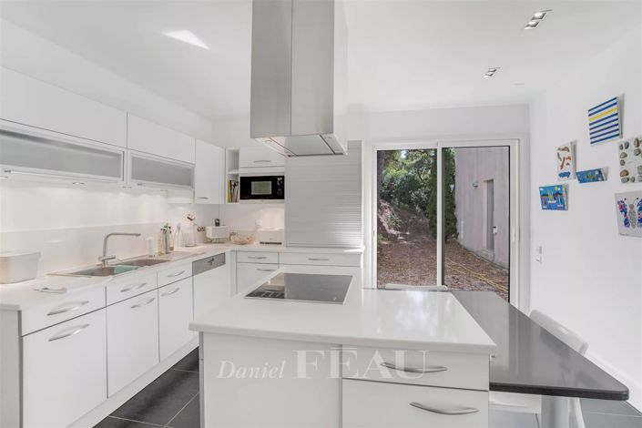 Image No.10-6 Bed House for sale