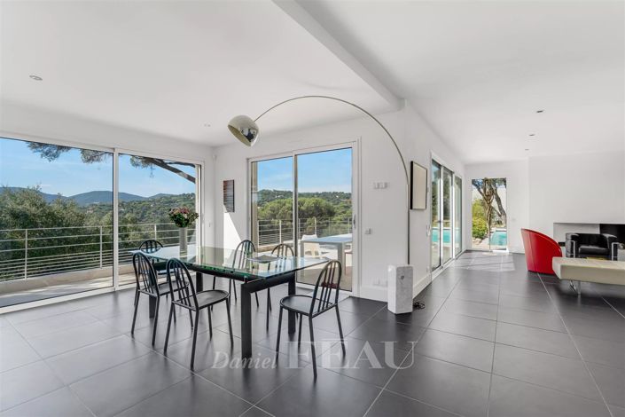 Image No.6-6 Bed House for sale