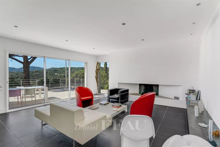 Image No.9-6 Bed House for sale