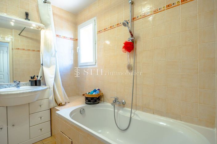 Image No.8-2 Bed House for sale