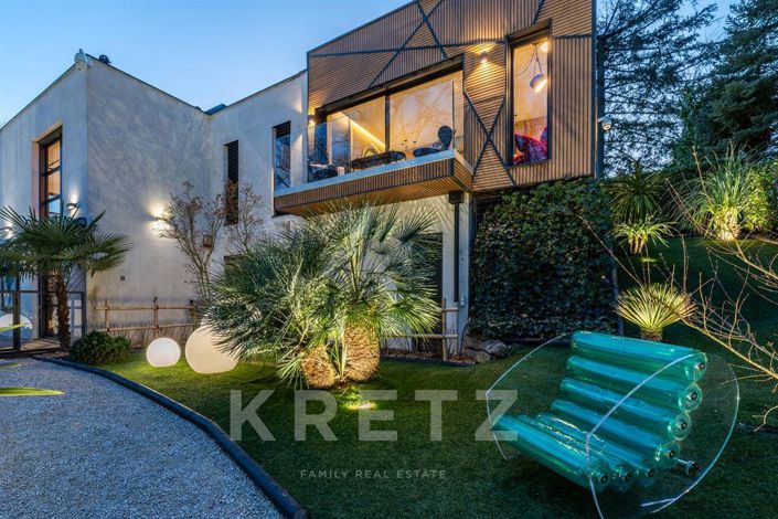 Image No.12-5 Bed Property for sale