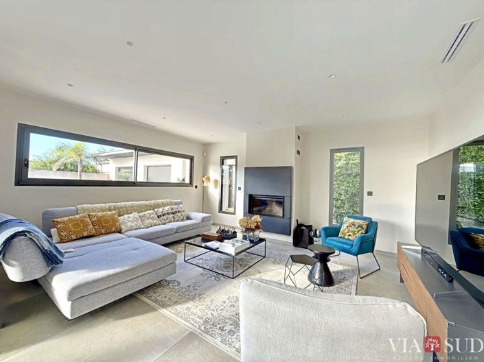 Image No.10-4 Bed Property for sale