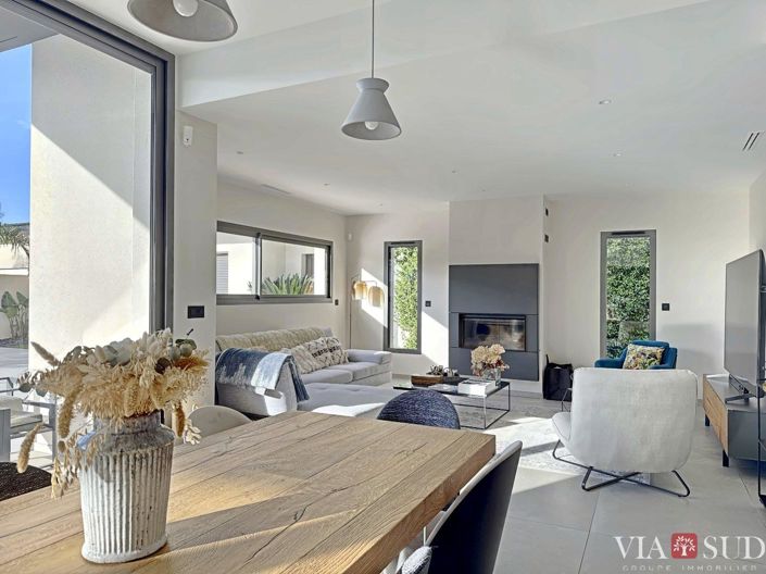 Image No.4-4 Bed Property for sale