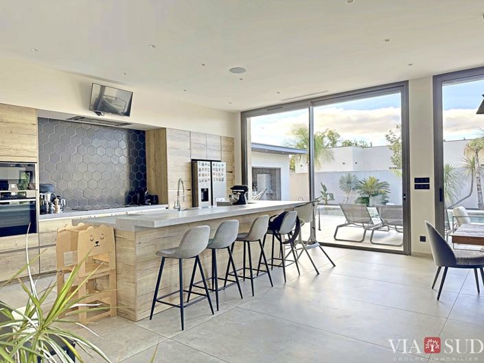 Image No.7-4 Bed Property for sale