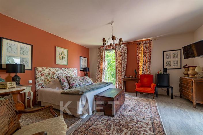 Image No.10-8 Bed Property for sale