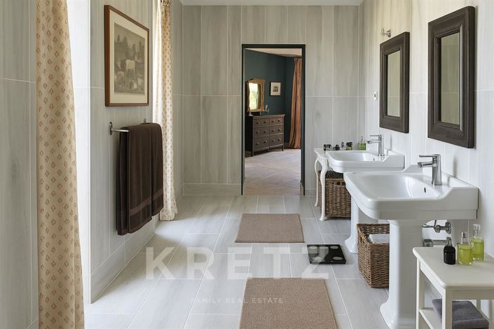 Image No.7-8 Bed Property for sale