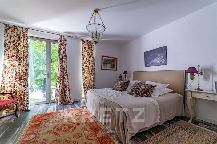 Image No.8-8 Bed Property for sale