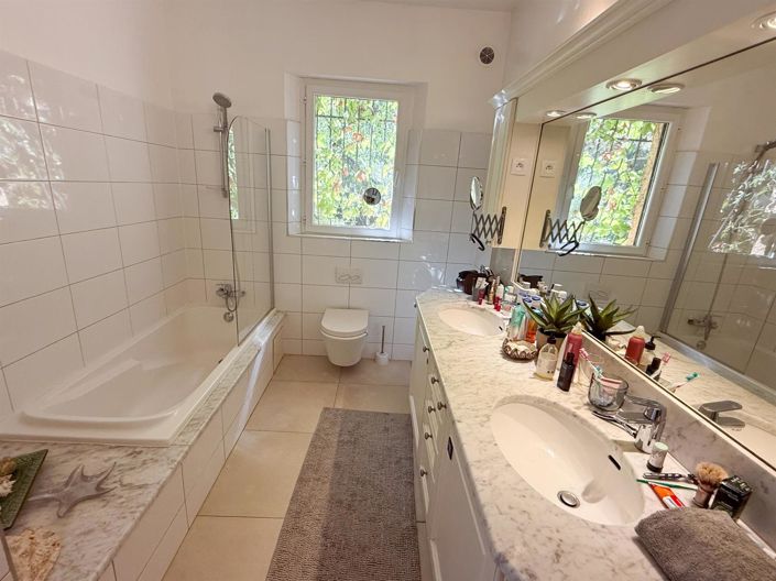 Image No.12-4 Bed House for sale