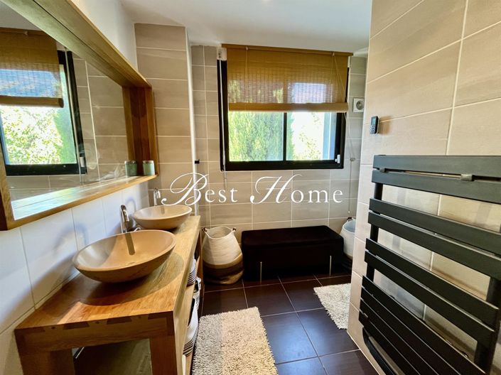 Image No.18-6 Bed House for sale