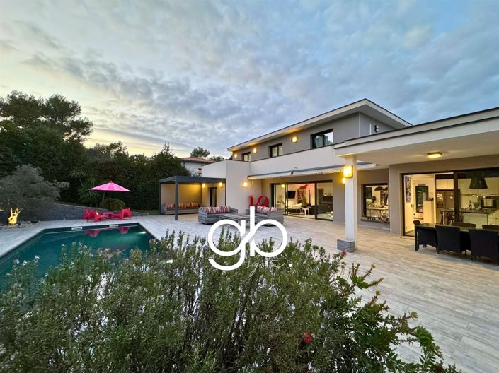 Image No.2-5 Bed House for sale