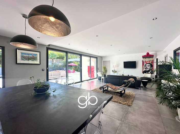 Image No.7-5 Bed House for sale