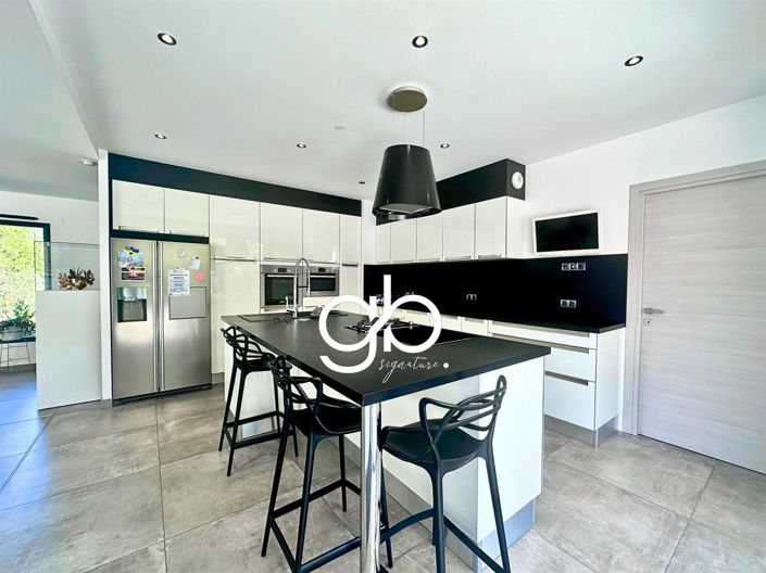 Image No.9-5 Bed House for sale