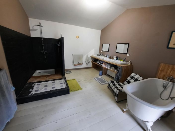 Image No.9-5 Bed House for sale