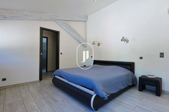 Image No.8-6 Bed House for sale