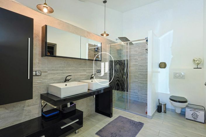 Image No.9-6 Bed House for sale