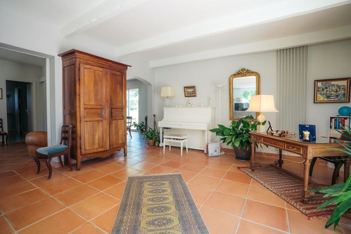 Image No.18-4 Bed House for sale