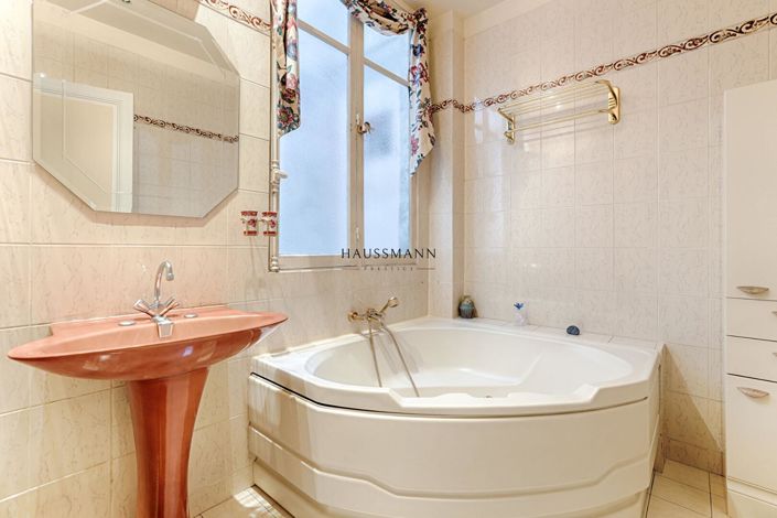 Image No.12-4 Bed Property for sale