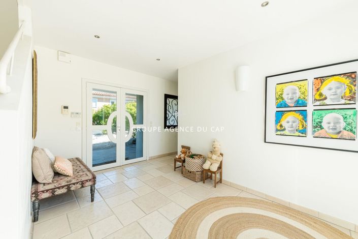 Image No.9-5 Bed House for sale