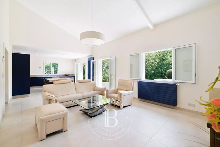 Image No.2-6 Bed House for sale