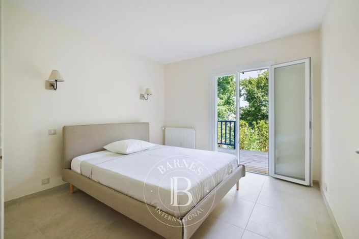 Image No.5-6 Bed House for sale