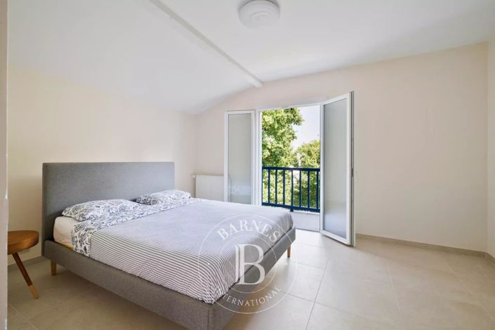 Image No.8-6 Bed House for sale