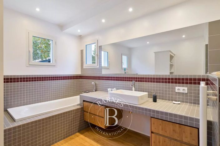 Image No.23-6 Bed House for sale