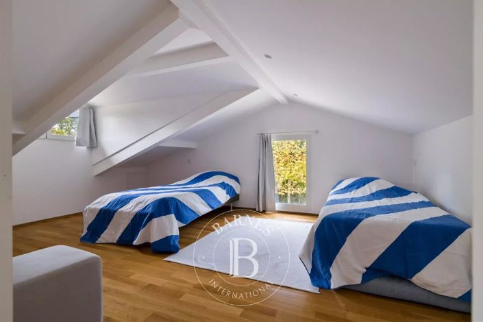 Image No.24-6 Bed House for sale