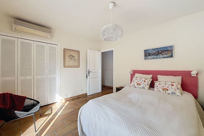 Image No.12-5 Bed House for sale