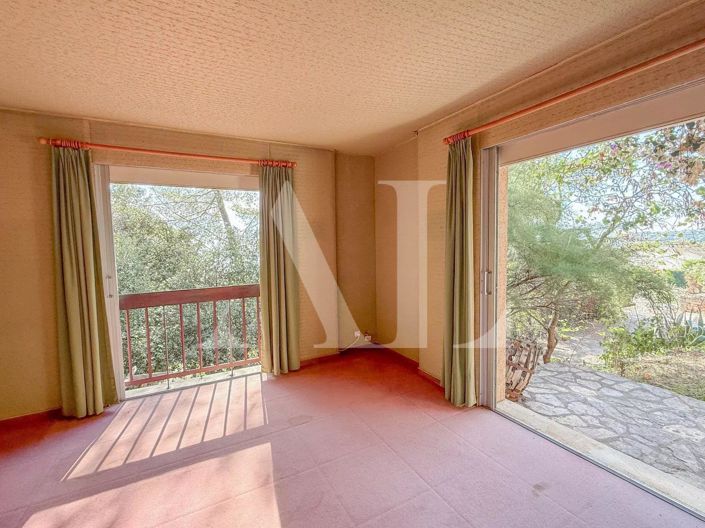 Image No.6-5 Bed House for sale