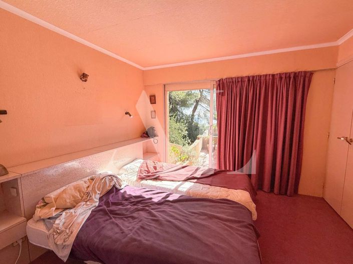 Image No.8-5 Bed House for sale