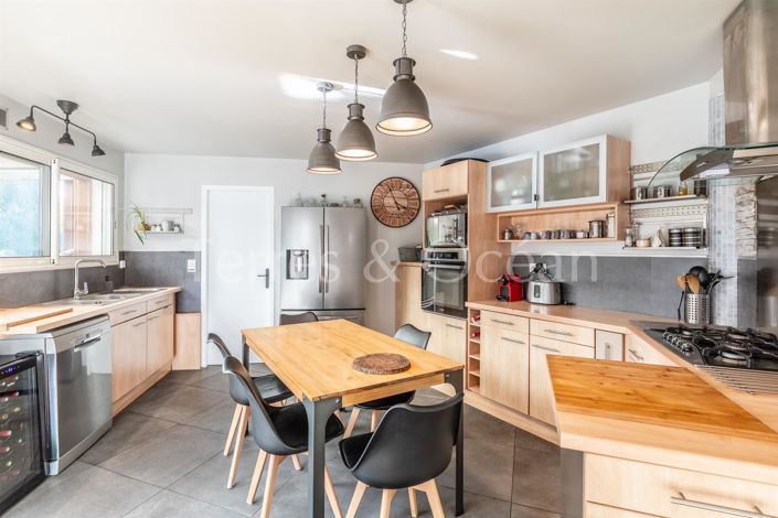 Image No.5-5 Bed House for sale