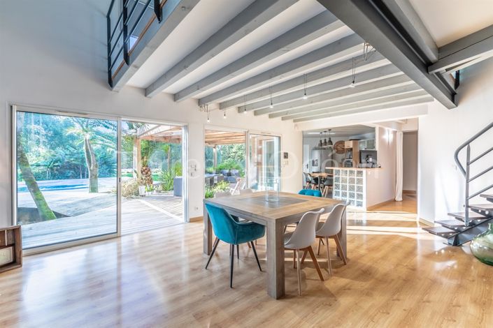 Image No.8-5 Bed House for sale