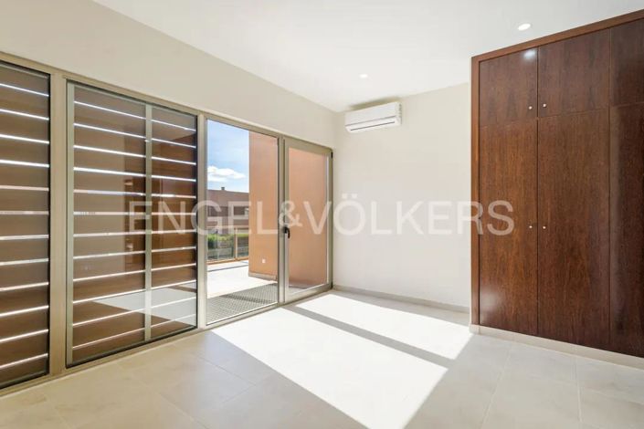 Image No.15-4 Bed House for sale