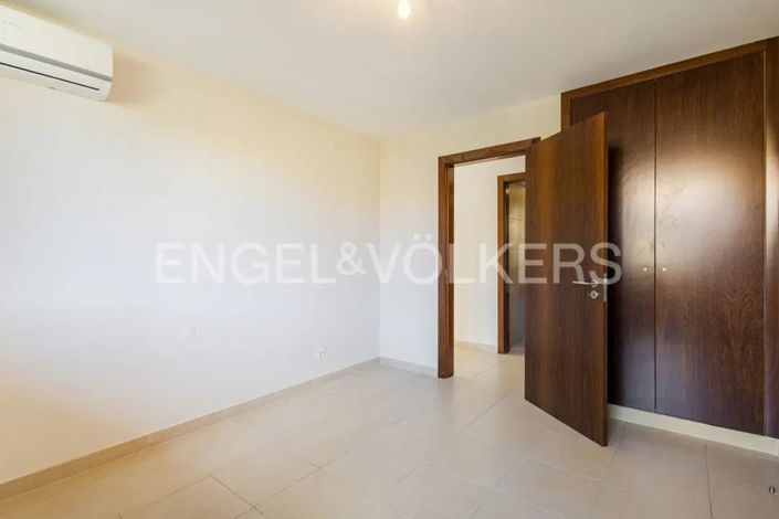 Image No.18-4 Bed House for sale