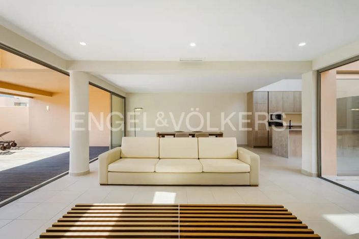 Image No.3-4 Bed House for sale