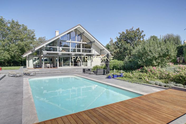 Image No.1-4 Bed Property for sale