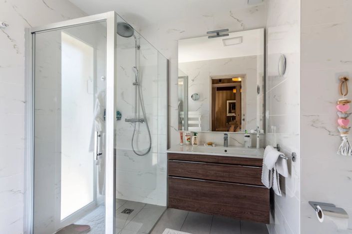 Image No.2-8 Bed House for sale