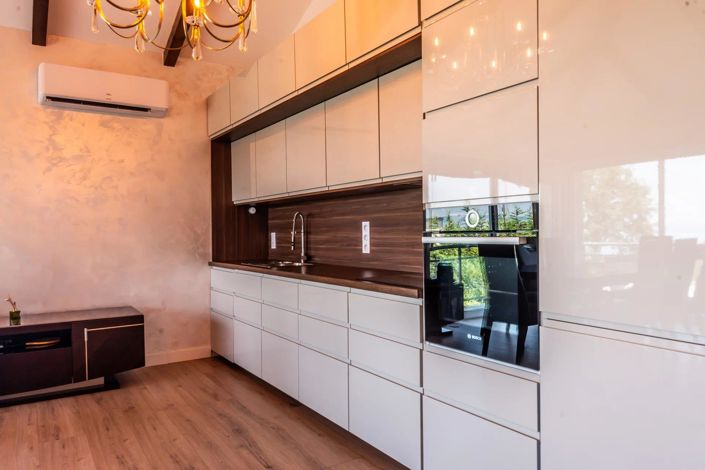 Image No.3-8 Bed House for sale