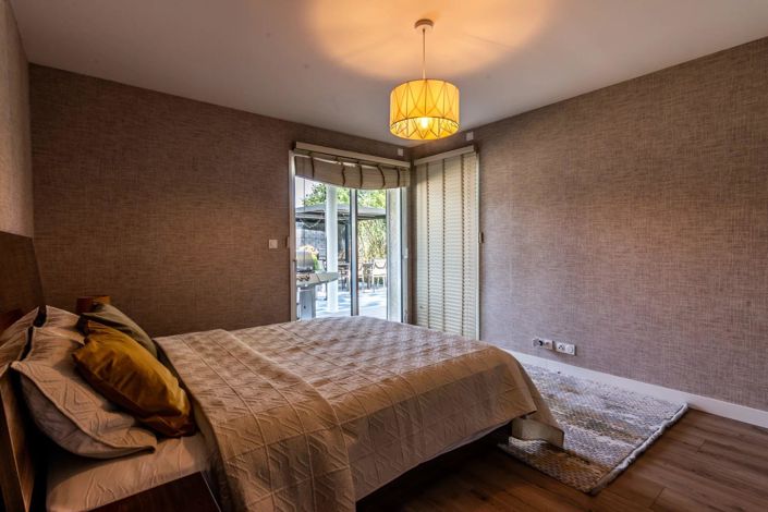 Image No.6-8 Bed House for sale