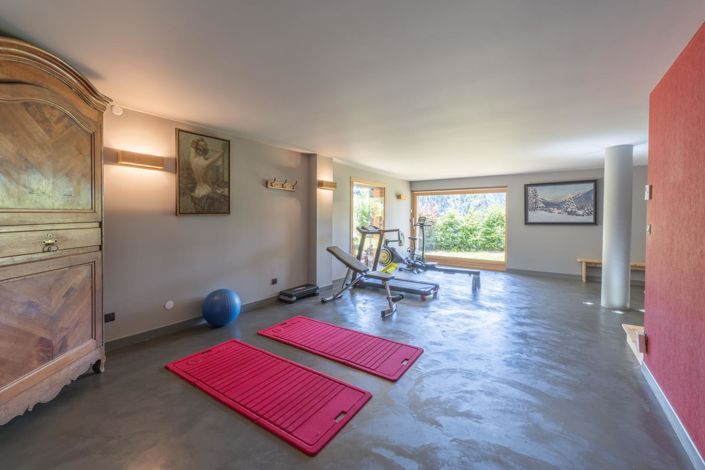 Image No.12-8 Bed Property for sale