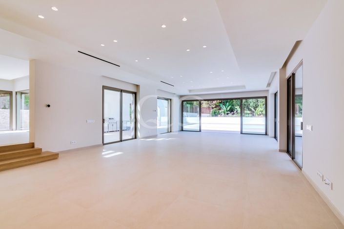 Image No.16-5 Bed House for sale