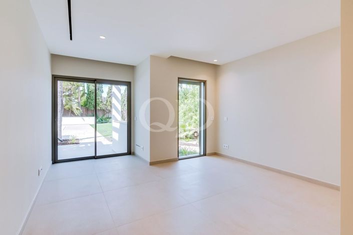 Image No.28-5 Bed House for sale