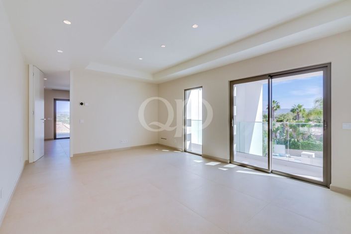 Image No.35-5 Bed House for sale