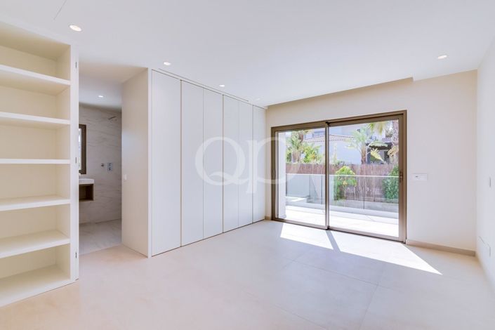 Image No.40-5 Bed House for sale